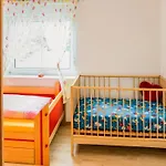 Luxurious In Near Public Pool ميدهباخ