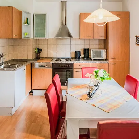 Luxurious In Near Public Pool Apartment