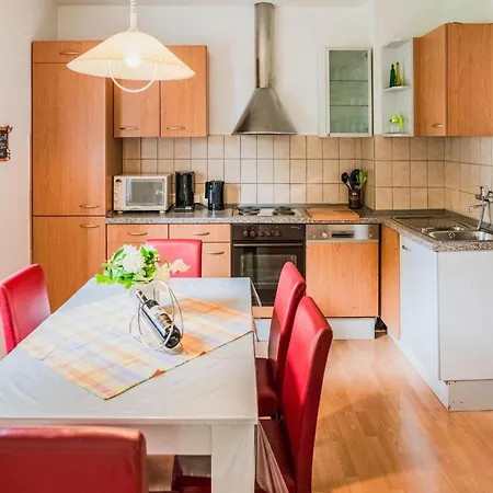 Luxurious In Near Public Pool Apartment