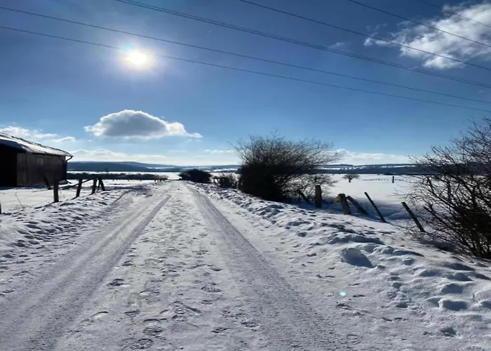 Luxurious In Near Public Pool דירה