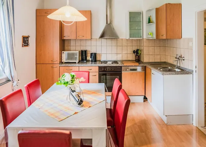 Luxurious In Near Public Pool